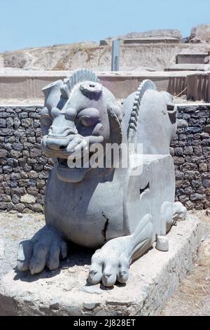 Persepolis, Iran - Hauptstadt des doppelten Löwenkopfes aus der Apadana (Audienz-Halle), die von Darius begonnen und von Xerxes beendet wurde und sich in den Ruinen der antiken Stadt Persepolis, der zeremoniellen Hauptstadt des Achämeniden-Reiches, in der Provinz Fars, Iran, befindet. Archivbild aus dem Jahr 1976 Stockfoto