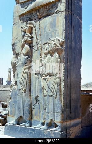 Persepolis, Iran - Wandrelieftafel am südlichen Eingang des Rathauses in den Ruinen der antiken Stadt Persepolis, der zeremoniellen Hauptstadt des Achämeniden-Reiches, in der Provinz Fars, Iran. Archivbild aus dem Jahr 1976 Stockfoto