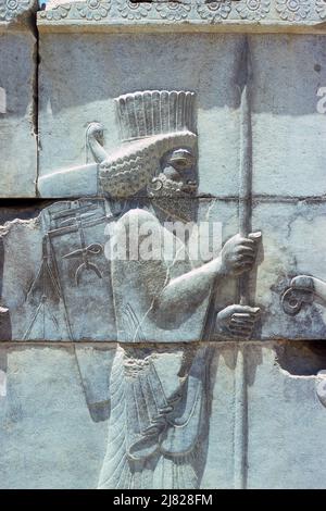 Persepolis, Iran - Detail aus dem Wandrelief, das persische Wachen auf der Haupttreppe des Rathauses zeigt, das sich in den Ruinen der antiken Stadt Persepolis, der zeremoniellen Hauptstadt des Achämeniden-Reiches, in der Provinz Fars, Iran, befindet. Archivbild aus dem Jahr 1976 Stockfoto