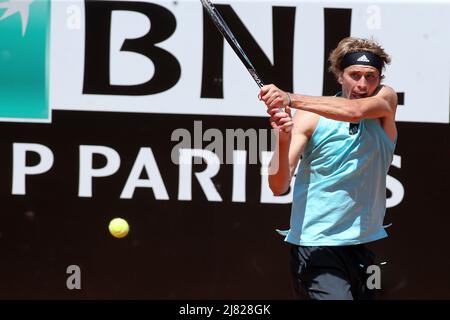 Rom, Italien. 12.. Mai 2022. ROM, ITALIEN - 12.05.2022: A.ZVEREV (DEUTSCHLAND) spielt gegen A.DE MINAUR (ÖSTERREICH) während ihres Einzelmänner-Rundenspiels im Internazionali BNL D'Italia am 12. Mai 2022 auf dem Foro Italico in Rom, Italien. Kredit: Unabhängige Fotoagentur/Alamy Live Nachrichten Stockfoto