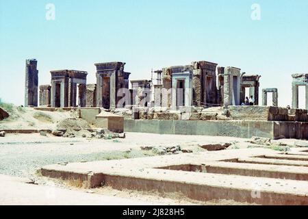 Persepolis, Iran - der Tachara (oder Winterpalast), der von Darius erbaut und von seinem Sohn Xerxes nach seinem Tod vervollständigt wurde, befindet sich in den Ruinen der antiken Stadt Persepolis, der zeremoniellen Hauptstadt des Achämenidenreiches, in der Provinz Fars, Iran. Archivbild aus dem Jahr 1976 Stockfoto