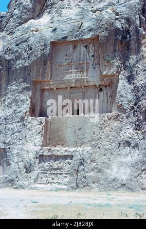 Nekropole von Naqsh-e Rustam, die letzte Ruhestätte der vier achämeniden Könige Darius II, Artaxerxes I, Darius I und Xerxes I. Dieses Bild zeigt das Grab von Darius I. (Darius der große). Standort befindet sich etwa 12 km nordwestlich von Persepolis, in der Provinz Fars, Iran. Archivbild aus dem Jahr 1976 Stockfoto