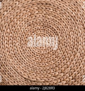 Abstrakte Rattan-Textur. Hintergrund mit runden großen Strohstoff. Strukturierte Wasser Hyazinthe Hintergrund. Stockfoto