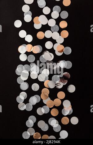 Silberne, goldene, weiße Konfetti-Punkte auf schwarzem Hintergrund. Glitzer-Konfetti-Hintergrund Stockfoto