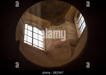 Durch die Kirchenfenster in der Kappele über der Stadt Würzburg strömen Strahlen des späten Nachmittags Stockfoto