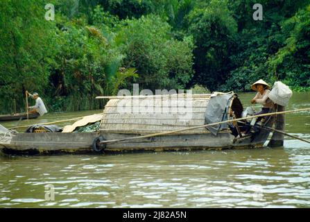 Mekong Delta Vietnam Boote, die Waren auf dem Fluss transportieren Stockfoto