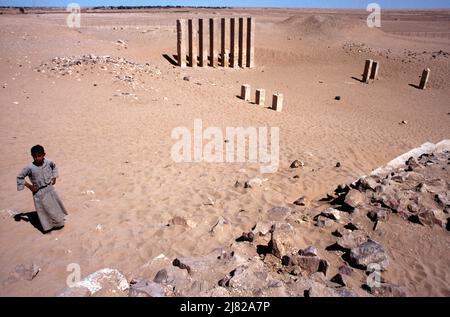 MA'rib Jemen Überreste des Großen Tempels von Marib (der Tempel von Awwan) zeigt die acht Säulen des Propylaeums Stockfoto