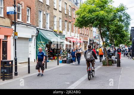 Die zahlreichen Lebensmittelgeschäfte, Bars, Restaurants und Geschäfte des Exmouth Market sind ein beliebter Treffpunkt für Arbeiter in Clerkenwell, London, Großbritannien Stockfoto