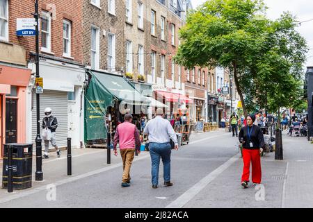 Die zahlreichen Lebensmittelgeschäfte, Bars, Restaurants und Geschäfte des Exmouth Market sind ein beliebter Treffpunkt für Arbeiter in Clerkenwell, London, Großbritannien Stockfoto