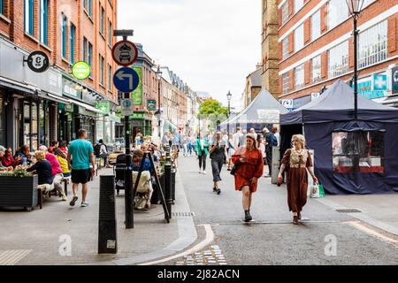 Die zahlreichen Lebensmittelgeschäfte, Bars, Restaurants und Geschäfte des Exmouth Market sind ein beliebter Treffpunkt für Arbeiter in Clerkenwell, London, Großbritannien Stockfoto