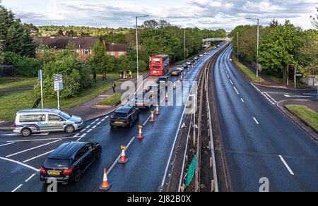 Eine lange Reihe von Fahrzeugen blieb auf der A41 in Apex Corner, Edgware Way, England, Großbritannien, im Verkehr stecken. Stockfoto