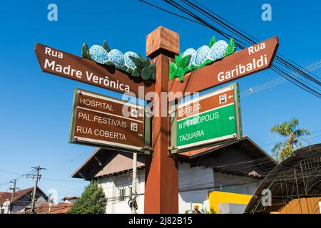 Gramado, Brasilien - ca. April 2022: Dekoriertes Straßenschild mit den Straßen Madre Veronica und Garibaldi im Zentrum von Gramado Stockfoto