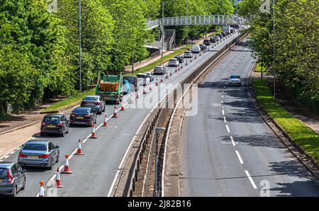 Lange Reihe von Fahrzeugen, die auf einer Seite der zweispurigen Fahrbahn feststecken, A41 in Apex Corner, Edgware Way, England, Großbritannien. Stockfoto