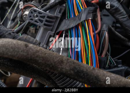 Elektrokabel von einem Auto in einem Autolager Stockfoto