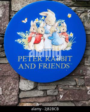 Peter Rabbit and Friends, blaue Plakette an der Wand vor dem Laden in Grasmere, Lake District, England, Großbritannien Stockfoto