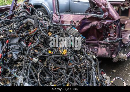 Elektrokabel von einem Auto in einem Autolager Stockfoto