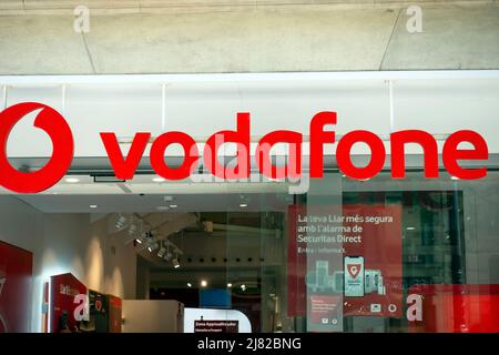 Barcelona, Spanien - 9. Mai 2022, Vodafone-Ladenschild. Vodafone ist ein britisches multinationales Telekommunikationsunternehmen. Stockfoto