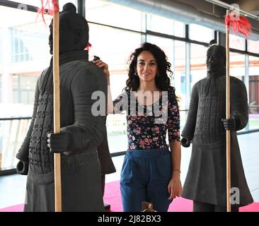 Legnano, Italien. 09. April 2022. Busto Arsizio, Italien Festival dell'Oriente macht zum ersten Mal einen Stopp bei der Präsentation Konferenz MalpensaFiera mit Alessandra Lombardi Veranstalter, Emanuele Antonelli wird wieder Bürgermeister von Busto Arsizio, Mauro Vitiello Präsident von Promovarese auf dem Bild: Alessandra Lombardi Veranstalter des Festival dell'Oriente Kredit: Unabhängige Fotoagentur/Alamy Live News Stockfoto