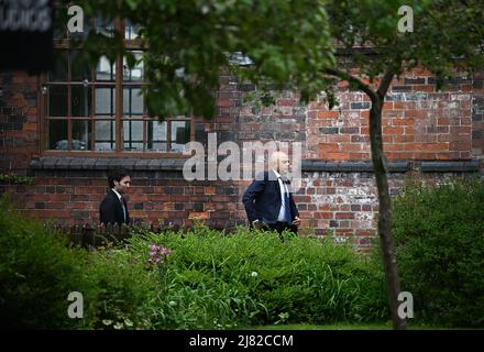 Der Gesundheitsminister Sajid Javid (rechts) kommt in der Töpferei Middleport in Stoke auf Trent an. Bilddatum: Donnerstag, 12. Mai 2022. Stockfoto