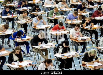 2022-05-12 13:37:01 DEN HAAG - graduierende Kursteilnehmer während ihrer Prüfungen an einer weiterführenden Schule. Aufgrund der Corona-Krise finden die Prüfungen in modifizierter Form statt. Aufgrund der Corona dürfen die Schüler in diesem Schuljahr auch einen zusätzlichen Widerstand leisten und ihre Prüfungen über zwei Zeiträume verteilen. KOEN VAN WEEL niederlande Out - belgien Out Stockfoto