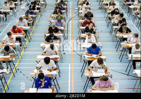 2022-05-12 13:35:49 DEN HAAG - graduierende Kursteilnehmer während ihrer Prüfungen an einer weiterführenden Schule. Aufgrund der Corona-Krise finden die Prüfungen in modifizierter Form statt. Aufgrund der Corona dürfen die Schüler in diesem Schuljahr auch einen zusätzlichen Widerstand leisten und ihre Prüfungen über zwei Zeiträume verteilen. KOEN VAN WEEL niederlande Out - belgien Out Stockfoto