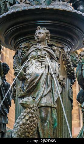 Große Nahaufnahme einer Bronzefigur mit einem Lamm aus dem berühmten Brunnen der Tugend, die die Tugend Geduld darstellt. Der Springbrunnen... Stockfoto