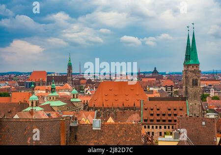 Herrlicher Blick von der Dachterrasse auf das historische Stadtzentrum von Nürnberg. Auf der linken Seite steht die mittelalterliche Lorenzkirche und auf der linken Seite... Stockfoto