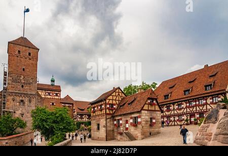 Schöne Panoramasicht auf den Innenhof der Kaiserburg in Nürnberg mit Heidenturm, Kaiserkapelle (Kaiserburg), Kaiserburg und Kaiserhof. Stockfoto