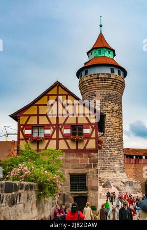 Toller Blick auf den Tiefbrunnen, das kleine Fachwerkhaus mit Gießdach und den Sinwellturm im Innenhof des... Stockfoto