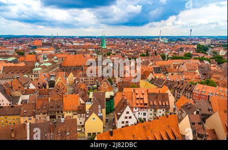 Luftaufnahme des historischen Stadtzentrums von Nürnberg, mit dem Rathaus und der Sebalduskirche, und aus der Ferne die mittelalterliche... Stockfoto