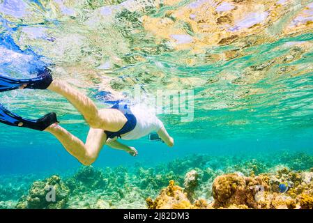 Mensch in der herrlichen Unterwasserwelt der Malediven. Omadhoo (Alif-Dhaal-Atoll) Stockfoto