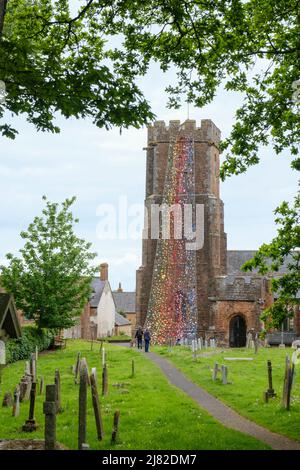 Stogumber, Somerset, Großbritannien. 12.. Mai 2022. Die Einheimischen haben den St. Mary's Church Turm in Stogumber mit einer Blumenkaskade geschmückt, um das Queens Platinum Jubiläum zu feiern. Kredit: JMF Nachrichten/Alamy Live Nachrichten Stockfoto