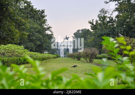 Edwardvs VII REX Imperator-Statue auf einem Bogen in einem Park in der Nähe des Victoria Memorial, Kalkutta, Westbengalen, Indien, Dezember 2019 Stockfoto