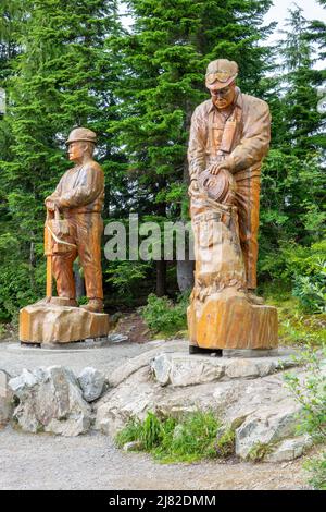 Alte Baumstämme, die von Glenn Greensides zu Holzskulptur gemacht wurden, genannt "Tribute to the Forest", auf Grouse Mountain, Vancouver, British Columb Stockfoto