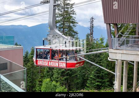 Die Grouse Mountain Cable Gondel Ankunft Am Gipfel North Vancouver British Columbia Canada Grouse Mountain Skyride Stockfoto