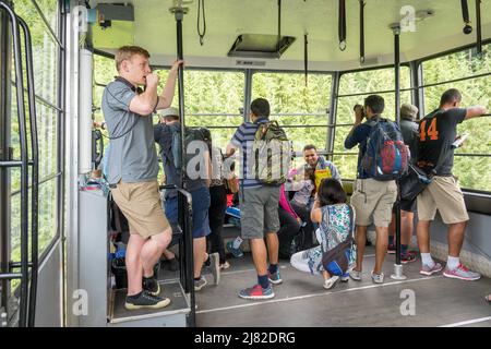 Im Inneren Der Grouse Mountain Cable Gondel Geht Es Hinauf Zum Gipfel North Vancouver British Columbia Canada Grouse Mountain Skyride Stockfoto