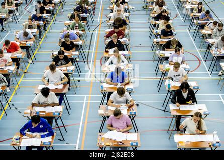 2022-05-12 13:32:02 DEN HAAG - graduierende Kursteilnehmer während ihrer Prüfungen an einer weiterführenden Schule. Aufgrund der Corona-Krise finden die Prüfungen in modifizierter Form statt. Aufgrund der Corona dürfen die Schüler in diesem Schuljahr auch einen zusätzlichen Widerstand leisten und ihre Prüfungen über zwei Zeiträume verteilen. KOEN VAN WEEL niederlande Out - belgien Out Stockfoto