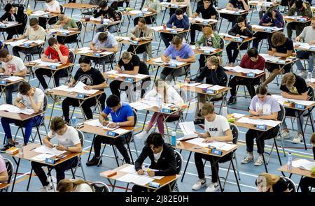 2022-05-12 13:32:26 DEN HAAG - graduierende Kursteilnehmer während ihrer Prüfungen an einer weiterführenden Schule. Aufgrund der Corona-Krise finden die Prüfungen in modifizierter Form statt. Aufgrund der Corona dürfen die Schüler in diesem Schuljahr auch einen zusätzlichen Widerstand leisten und ihre Prüfungen über zwei Zeiträume verteilen. KOEN VAN WEEL niederlande Out - belgien Out Stockfoto