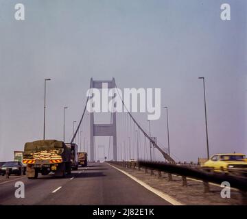 Die Severn-Brücke im Jahr 1976. Diese Brücke überquert den Fluss Severn und verbindet England und Wales. Bei diesem Bild handelt es sich um ein Foto, das von der Originalfolie aufgenommen wurde. Stockfoto