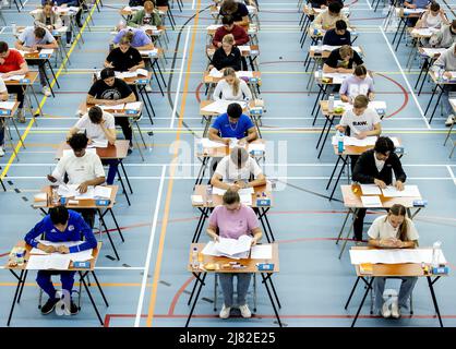 2022-05-12 13:31:53 DEN HAAG - graduierende Kursteilnehmer während ihrer Prüfungen an einer weiterführenden Schule. Aufgrund der Corona-Krise finden die Prüfungen in modifizierter Form statt. Aufgrund der Corona dürfen die Schüler in diesem Schuljahr auch einen zusätzlichen Widerstand leisten und ihre Prüfungen über zwei Zeiträume verteilen. KOEN VAN WEEL niederlande Out - belgien Out Stockfoto