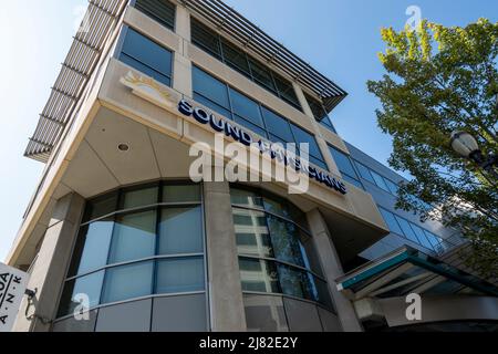 Tacoma, WA USA - ca. August 2021: Blick aus der Nähe zum Eingang des Sound Physicians-Gebäudes in der Innenstadt. Stockfoto