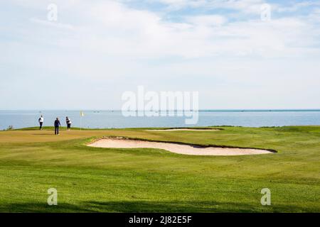 Golfer spielen Golf im Niagara-on-the-Lake Golf Club mit Blick auf Lake Ontario - Niagara on the Lake. Stockfoto