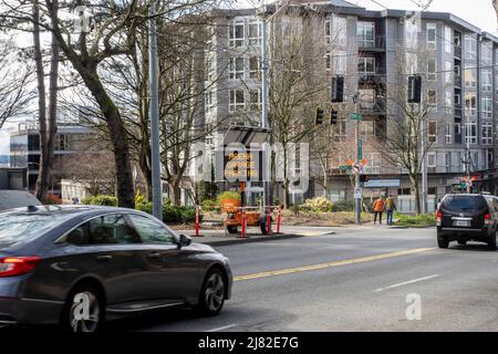 Seattle, WA USA - ca. April 2022: Abgewinkelte Ansicht eines Straßenschildes, das in Richtung des Parkhauses der Climate Change Arena zeigt. Stockfoto