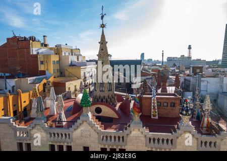 Das Dekorative, Verspielte Dach Des Palastes Des Historischen Hauses Palau Güell, Der Von Antoni Gaudi Im Stadtzentrum Von Barcelona Entworfen Wurde Stockfoto