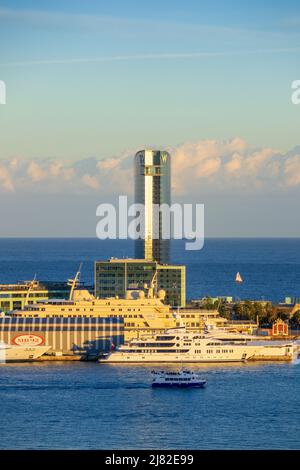 W Hotel Barcelona im Besitz von Marriott Hotels und Al Said Luxury Super Yacht vor Barcelona Spanien 26. November 2017 Stockfoto