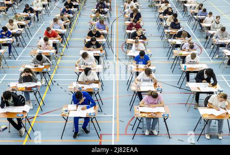 2022-05-12 13:35:19 DEN HAAG - graduierende Kursteilnehmer während ihrer Prüfungen an einer weiterführenden Schule. Aufgrund der Corona-Krise finden die Prüfungen in modifizierter Form statt. Aufgrund der Corona dürfen die Schüler in diesem Schuljahr auch einen zusätzlichen Widerstand leisten und ihre Prüfungen über zwei Zeiträume verteilen. KOEN VAN WEEL niederlande Out - belgien Out Stockfoto