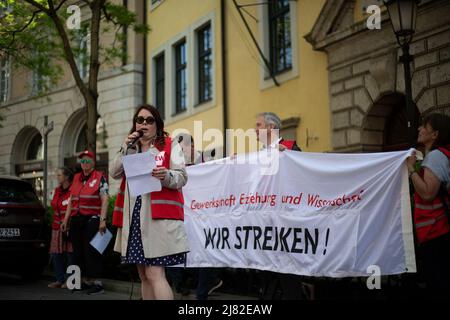 GEW Bavaria-Chefin Martina Borgendale. Mehr als 300 Teilnehmer an der GEW-Rallye und -Demo. Tausende von Beschäftigten im Sozial- und Bildungsbereich versammelten sich am 12. Mai 2022 in München, Deutschland, um vor der dritten Verhandlungsrunde für bessere Löhne und Arbeitsbedingungen zu streiken. Verdi und die GEW riefen zum Streik auf. (Foto von Alexander Pohl/Sipa USA) Stockfoto