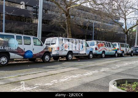 Seattle, WA USA - ca. April 2022: Blick auf eine Flotte von Transportern außerhalb des Pacific Science Center in der Innenstadt, in der Nähe der Space Needle. Stockfoto