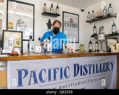 Woodinville, WA USA - ca. August 2021: Ansicht eines erwachsenen Mannes, der eine Gin-Verkostung in der Pacific Distillery gab. Stockfoto