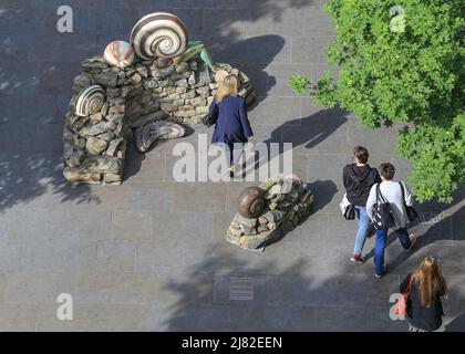 London, Großbritannien, 12.. Mai 2022. Die Grafik von oben. Sculpture in the City startet seine erste öffentliche Kunstkommission „Earthing“ für die Aldgate Square Commission von Jocelyn McGregor am Aldgate Square in der City of London. Jocelyn spielt mit Taktilität und hat eine Kombination von Materialien wie Acryl, Jemonit, Stein und Bronze gemischt. Sie ist darauf bedacht, dass ihre Arbeit berührt wird, und wurde absichtlich nicht auf einen Sockel gestellt, was darauf hinweist, dass jedes Material eine andere Porosität, Temperatur und Haptik hat. Die Aldgate Square Commission unterstützt aufstrebende Künstler in Großbritannien und ist Teil der 11. e Stockfoto